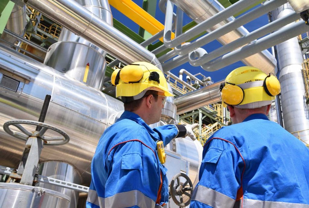 Due operai discutono mentre svolgono il proprio lavoro. Imprese Energivore e Gasivore